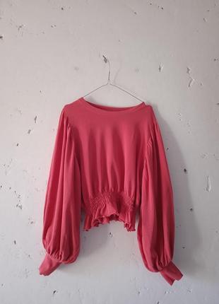 Очень эффектный свитшот с пышными рукавами