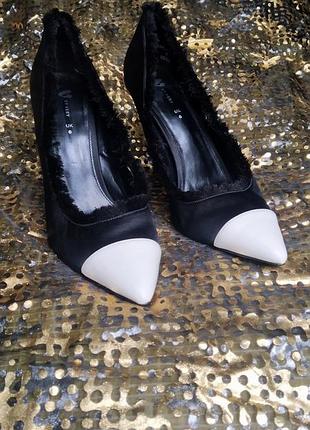 Туфлі лодочки атласні з бахромою чорні