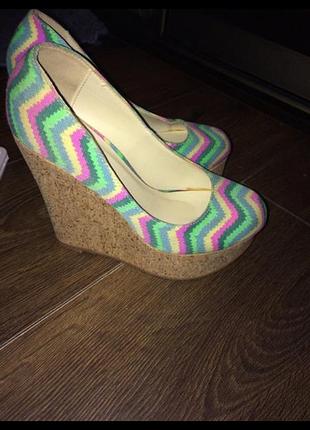 Туфли на танкетке