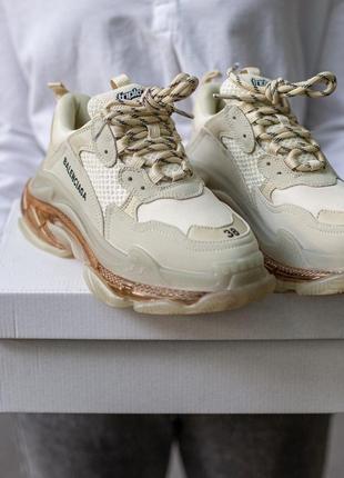 Женские кожаные кроссовки balenciaga triple s beige1 фото