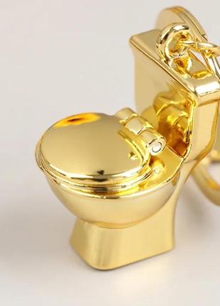 Брелок у формі золотого унітаза.1 фото