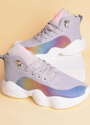 Сірі кросівки в сіточку