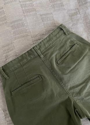 Оливковые джинсы от crew clothing company8 фото