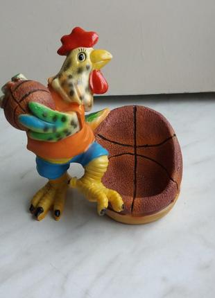 Cтатуэтка-подставка "петух с баскетбольным мячом"