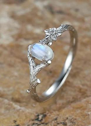 Женское нежное кольцо с лунным камнем или опалом в серебряном цвете