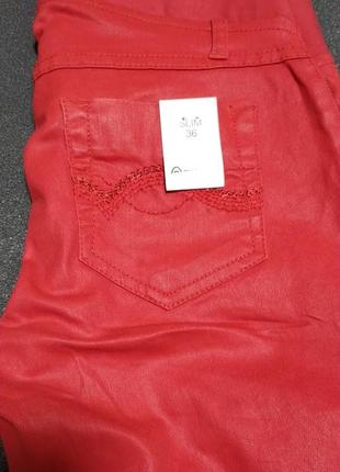Яркие красные джинсы для беременных4 фото