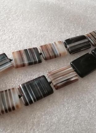 Ожерелье из камня агат полосатый.