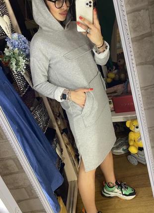 Серое меланжевое платье в спортивном стиле