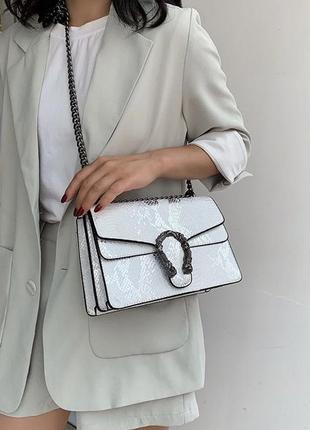 Жіноча сумка на ланцюжку крос-боді з підковою рептилія біла2 фото