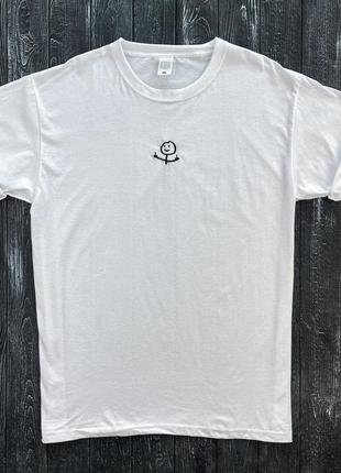 Біла футболка унісекс із вишивкою "пальчик"