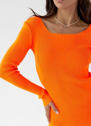 Яркое оранжевое длинное платье миди с разрезом и шнуровкой на спине5 фото