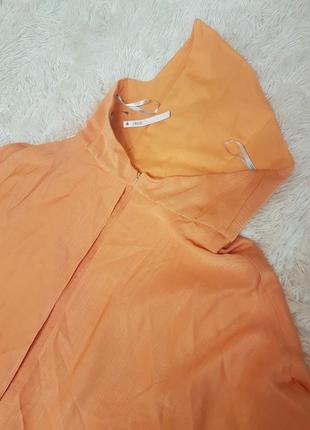 Яркий оранжевый комбинезон с открытыми плечами7 фото