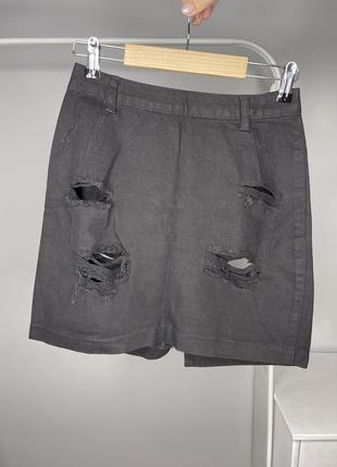 Черная мини юбка с рваностями, потертостями prettylittlething