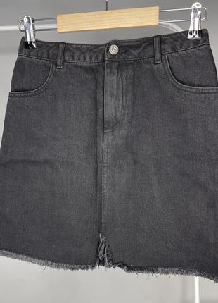 Чорна джинсова міні спідниця з необробленим краєм missguided