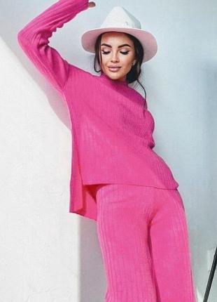 Стильный яркий брючный костюм