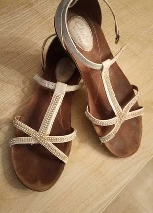 Изысканные кожаные босоножки clarks artisan со стразами - идеальный комфорт и блеск!( на худи ножку или подростка)