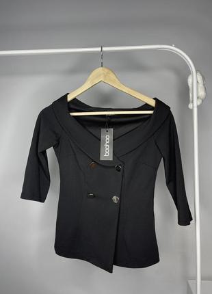 Черный жакет, блуза с открытыми плечами