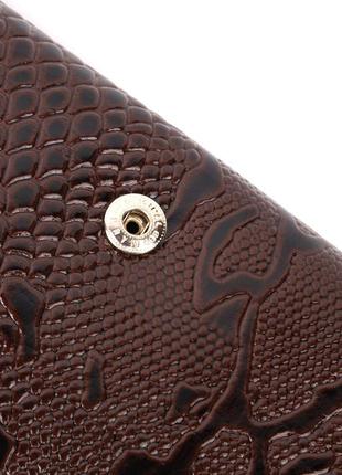 Лакированный горизонтальный кошелек из натуральной кожи с тиснением под змею karya 21170 коричневый3 фото