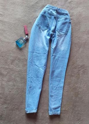 Голубые джинсы бойфренды с рваностями с подворотом3 фото