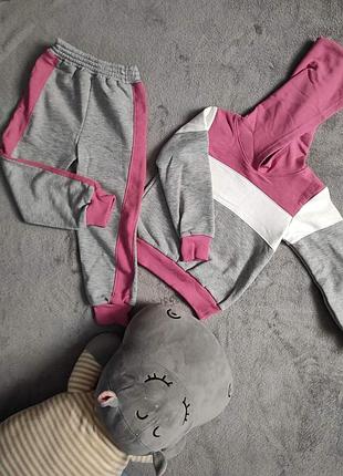 Дитячий спортивний костюм з рожевими вставками. україна