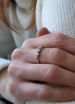 Кільце срібне жіноче каблучка з золотою пластиною вставка куб.цирконій 17.5 розмір 885