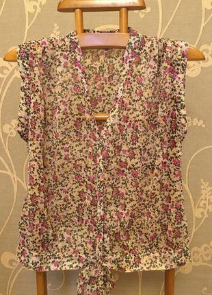Очень красивая и стильная брендовая блузка в цветочках.4 фото