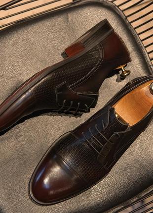 Черно-бордовые мужские туфли на шнуровке3 фото