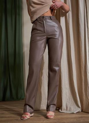 Прямые классические демисезонные кожаные брюки цвета капучино на резинке 42 ,44, 46