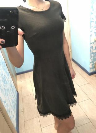 Платье с кружевными вставками