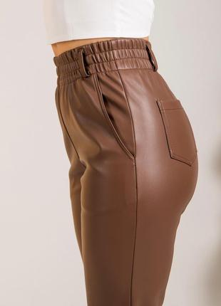 Весенние женские кожаные брюки с завышенной талией на резинке с карманами цвета беж /шоколад5 фото