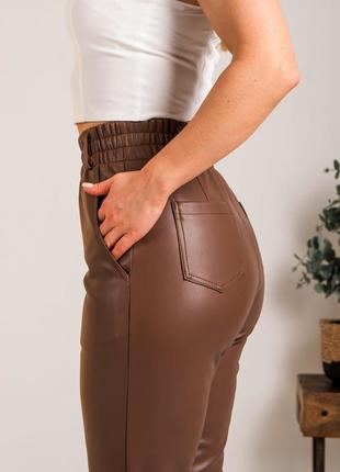 Весенние женские кожаные брюки с завышенной талией на резинке с карманами цвета беж /шоколад6 фото