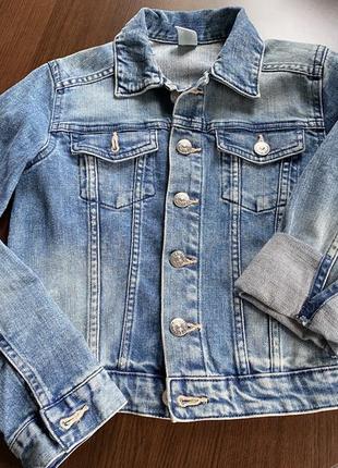 Стильна джинсова куртка з аплікацією на спині1 фото