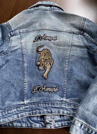 Стильна джинсова куртка з аплікацією на спині5 фото