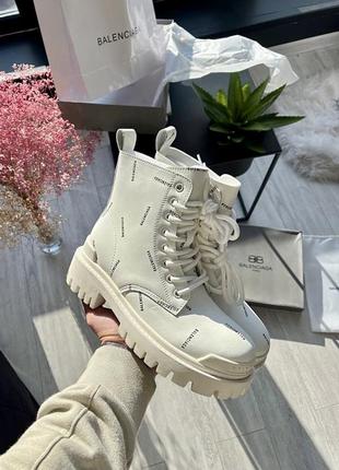 Нереально гарні жіночі чобітки у стилі balenciaga strike cream logo premium світло-бежеві