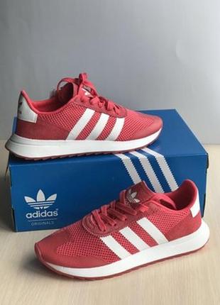 Оригінальні красовки бренду adidas