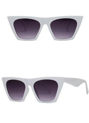 Винтажные солнцезащитные очки, в белой оправе.3 фото