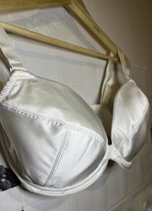 Белый бюстгальтер, белый лифчик