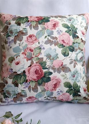 Декоративная наволочка 40*40 с розовыми розами из плотной декоративной ткани1 фото