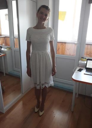 Женское летнее платье молочно-белого цвета