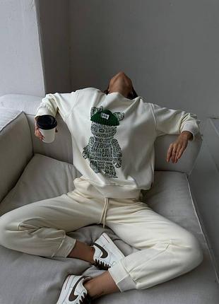 Класний жіночий костюм