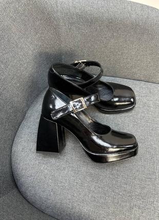 Женские туфли из натуральной кожи черного цвета на высоком каблуке и платформе
