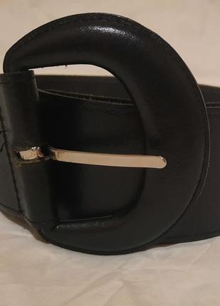 Широкий,кожаный ремень.