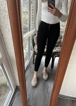 Чорні джинси скіні