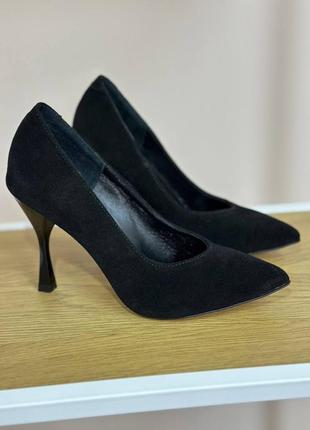 Жіночі туфлі лодочки з натуральної чорної замші на ексклюзивному каблуку 9 см