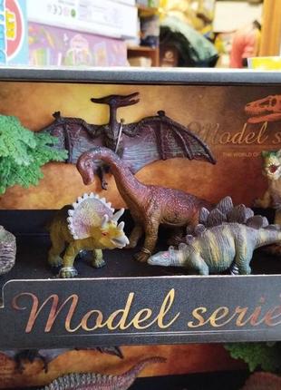 Набір динозаврів, 7 елементів, 5 динозаврів, 2 аксесуари, в коробці