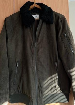 Стильна чоловіча куртка з зйомним хутровим комірцем