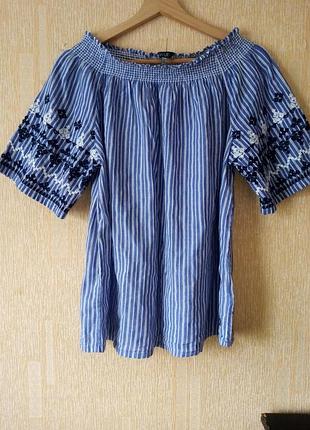 Бавовняна блуза з вишитими рукавами в етностилі.