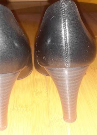 Чорные туфли на среднем каблуке3 фото