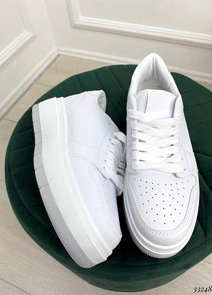 Кроссовки на высокой подошве