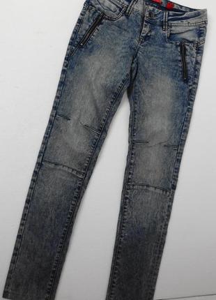 Qs by s.oliver. необычные варёные джинсы, заниженная посадка.